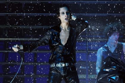 Sombr Makes It Rain at the American Music Awards With Splashy Version of ‘Homewrecker’