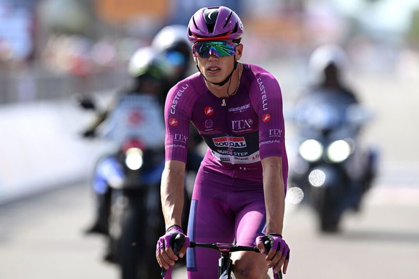 ‘It’s hard to understand the tactics of Movistar’ – Giro d’Italia top sprinters Magnier, Milan dropped and left frustrated with ‘fast pace’ on climbs into Novi Ligure